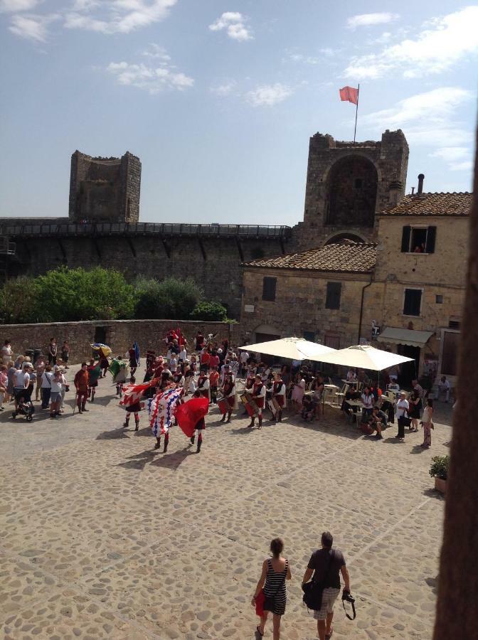 B&B In Piazza Monteriggioni Exteriör bild